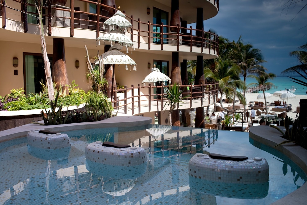 El Taj Oceanfront & Beachside Condo Hotel 68/74