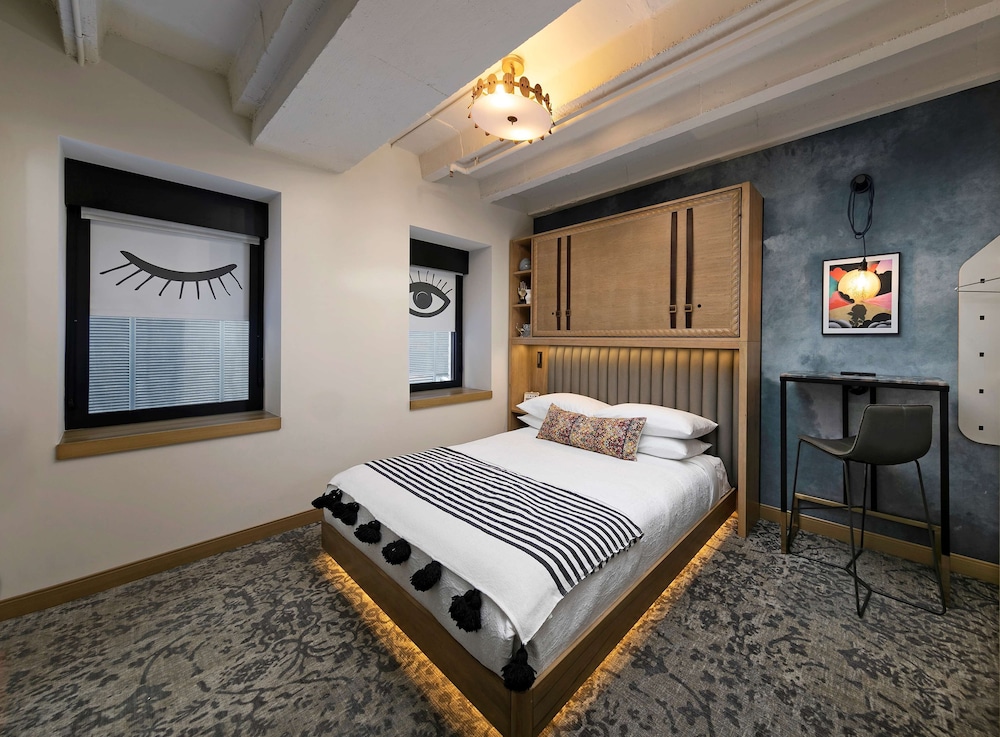 URBAN, KING BED, CITY VIEW, ACCESSIBLE