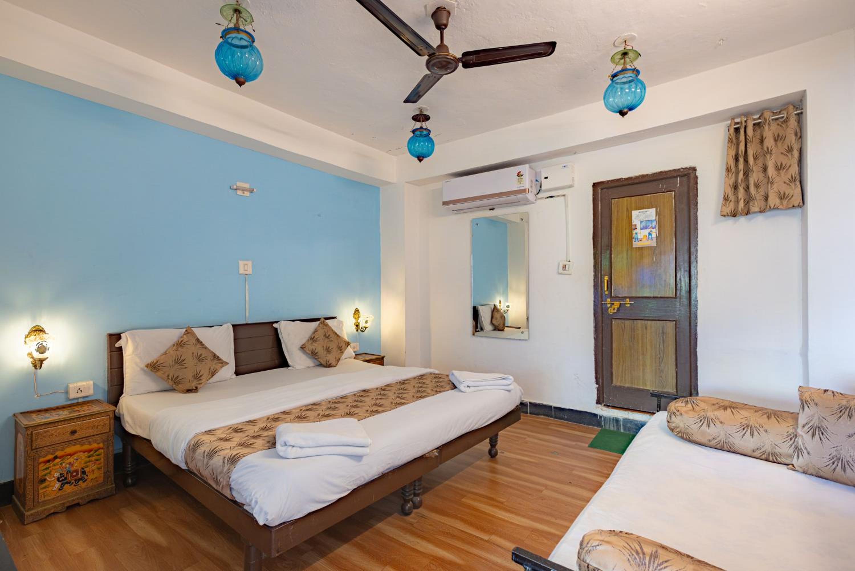 غرفة ديلوكس بسرير كوين، Hotel Lake Ghat Palace 2/2