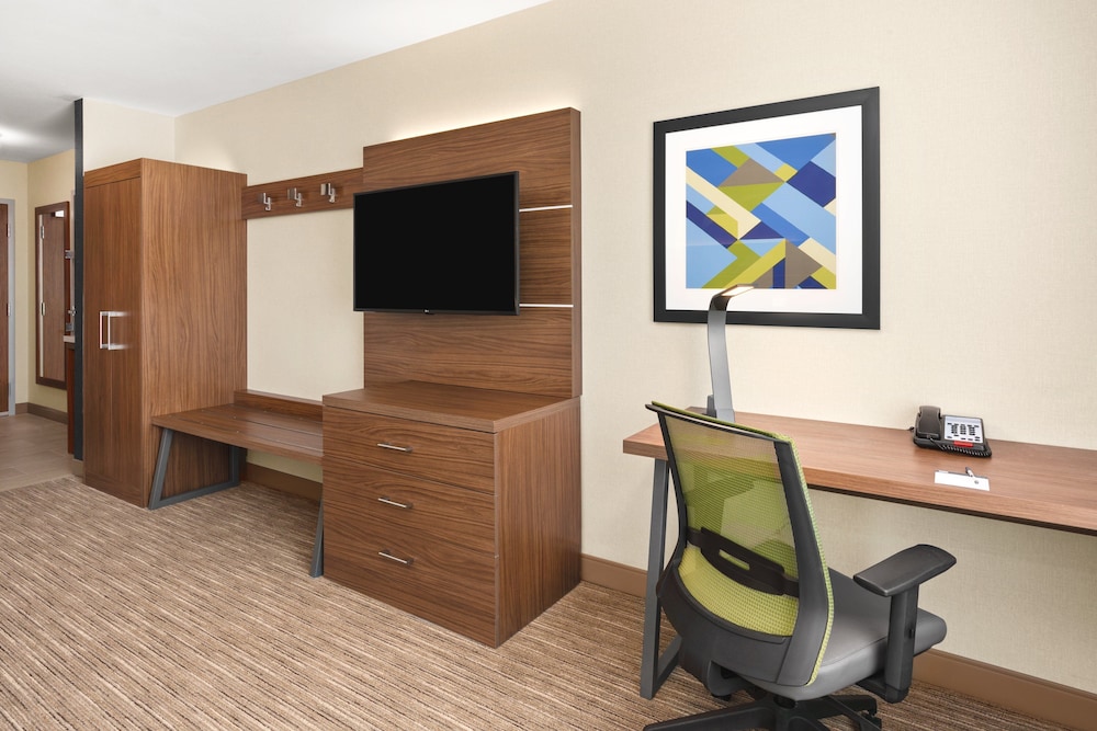 Holiday Inn Express & Suites Suisun City 61/70