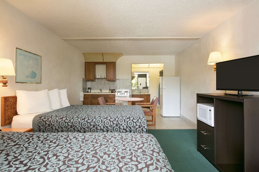 Days Inn by Wyndham Clearwater/Gulf to Bay 12/28