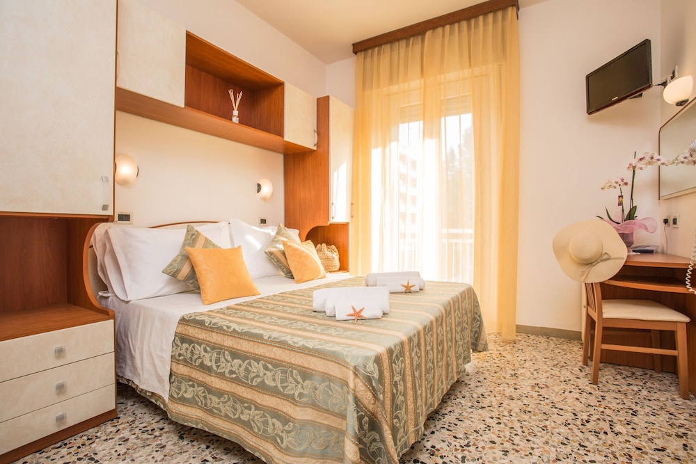 ROOM, DOUBLE BED