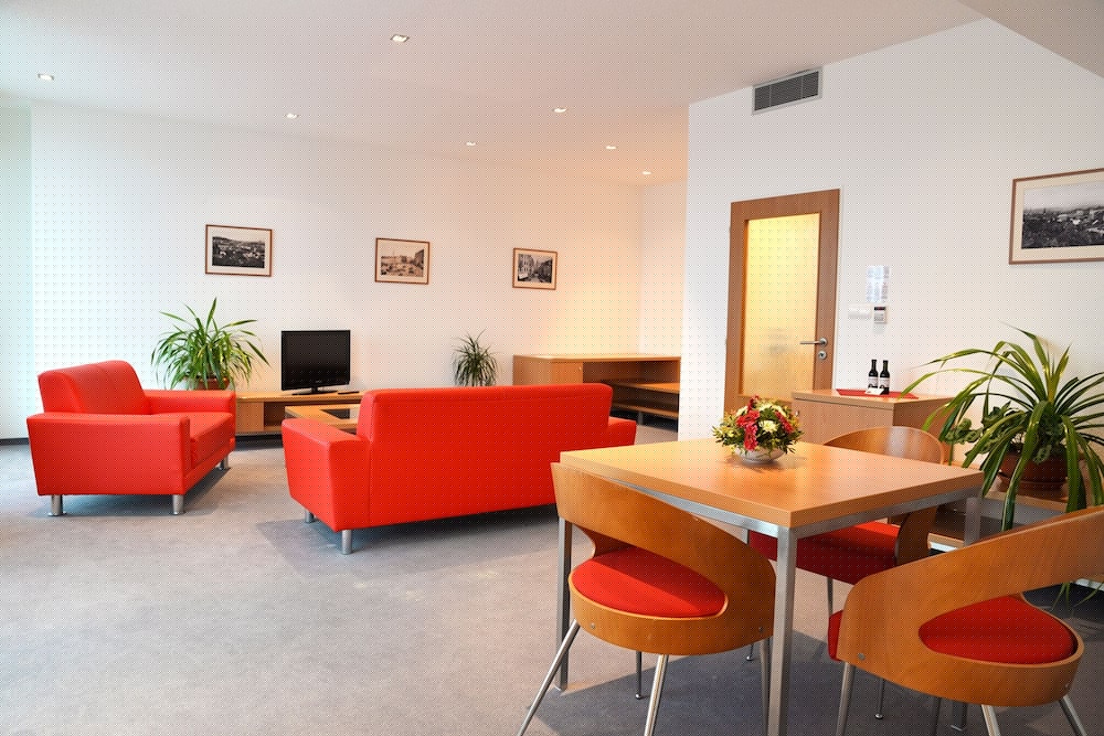 Avanti Hotel 61/72