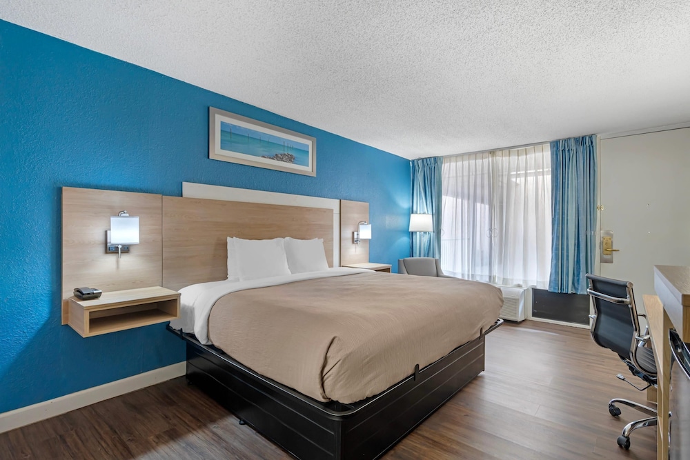 Room, King Bed, Quality Inn & Suites Conference Center 3/7