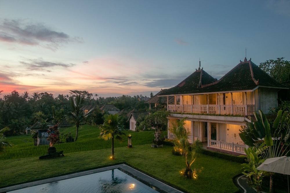 B Saya Villa And Restaurant 6/50