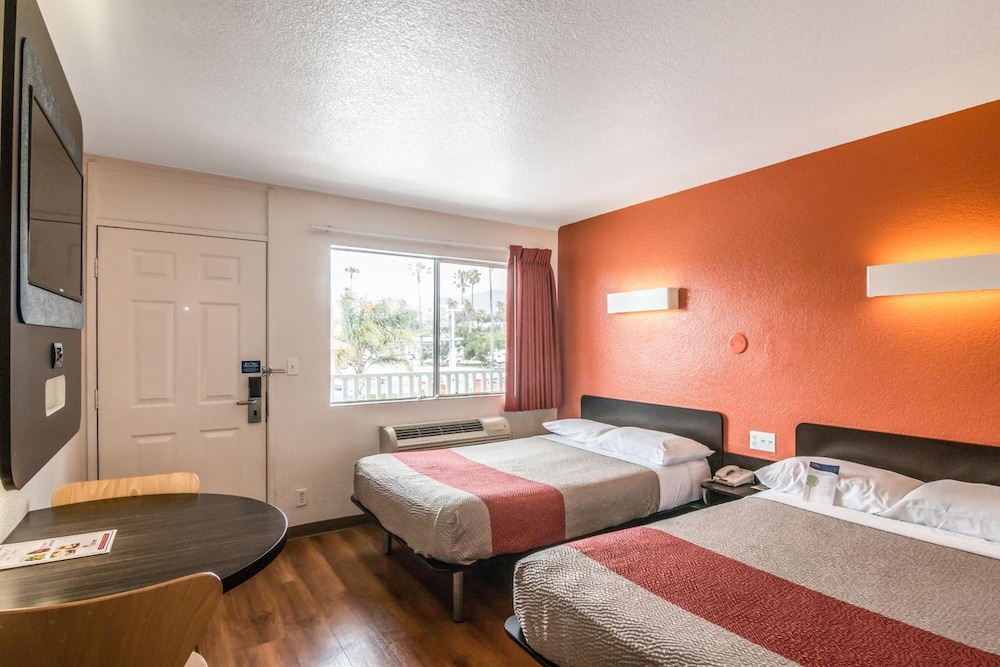 Motel6 Ventura, CA - Beach 25/58