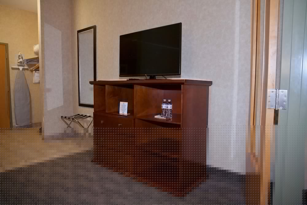 Days Inn and Suites by Wyndham Brooks 22/34
