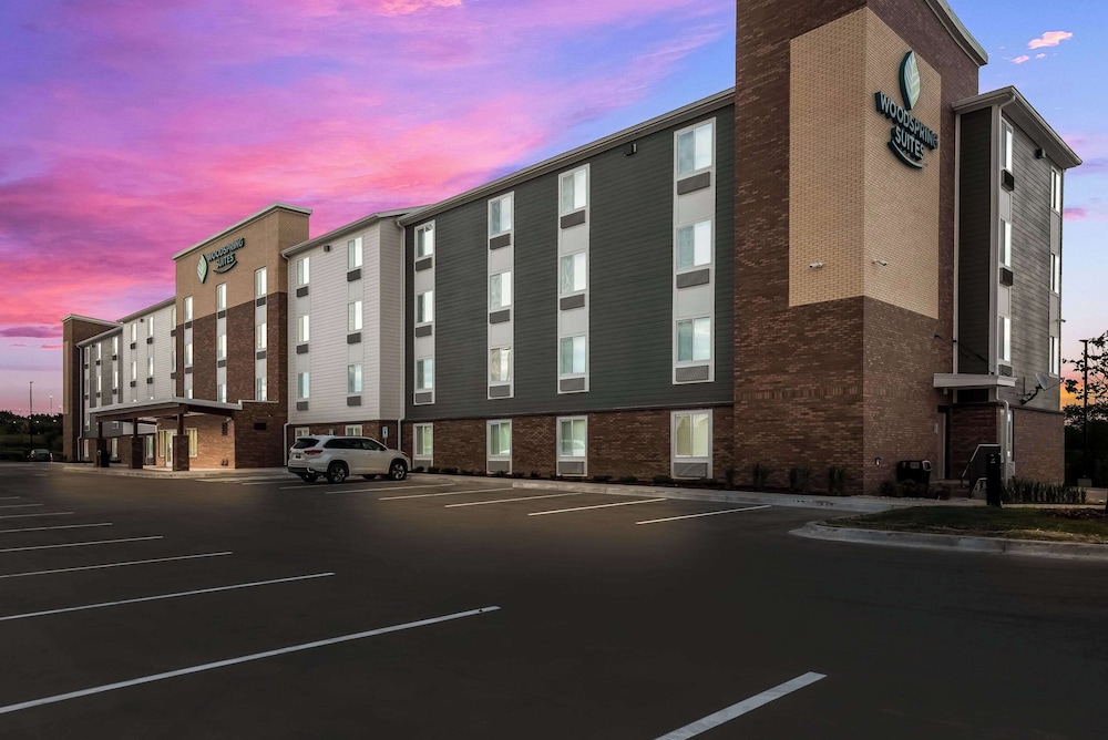 Woodspring Suites Milwaukee - Menomonee Falls 21/27