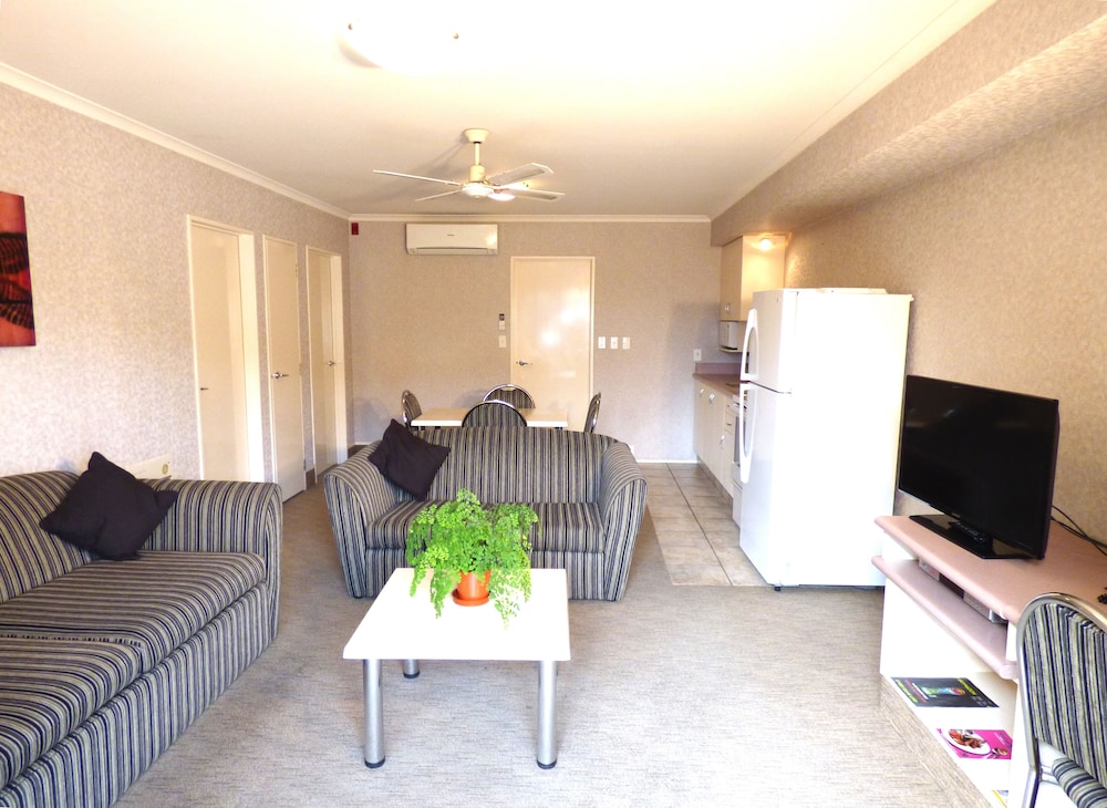 Deco City Motor Lodge 44/54