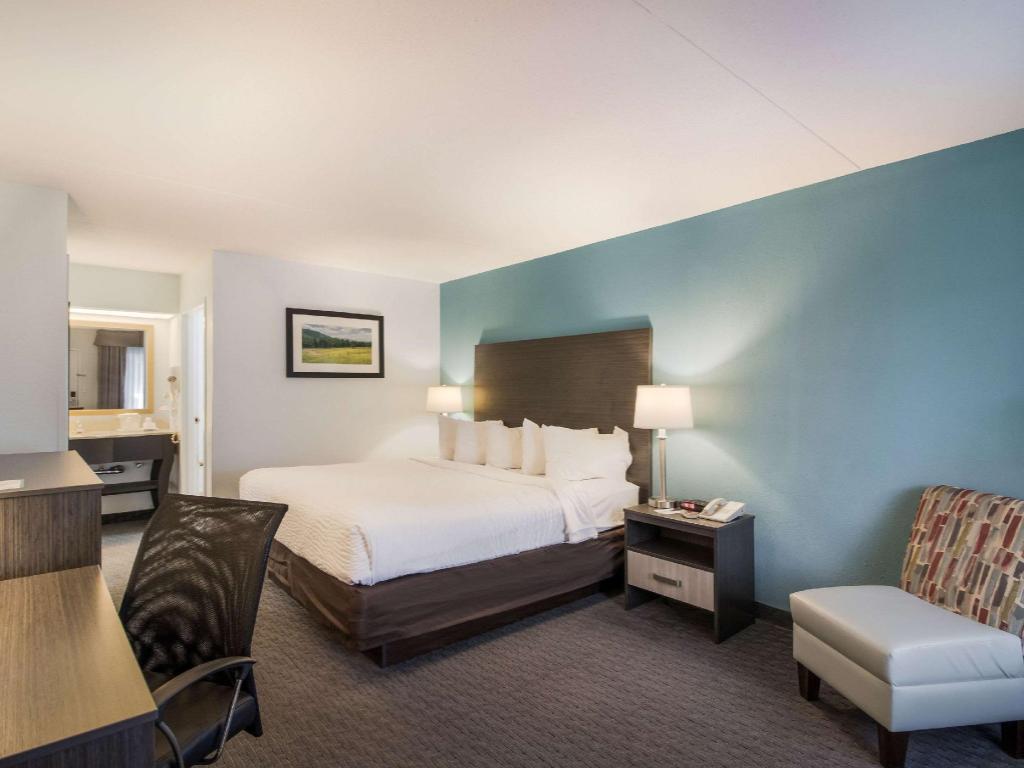 غرفة بسرير كينج مع أريكة، Clarion Inn Cleveland near University 6/10