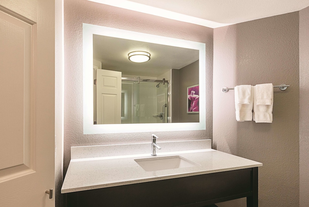 La Quinta Inn & Suites by Wyndham Atlanta Alpharetta 8/37