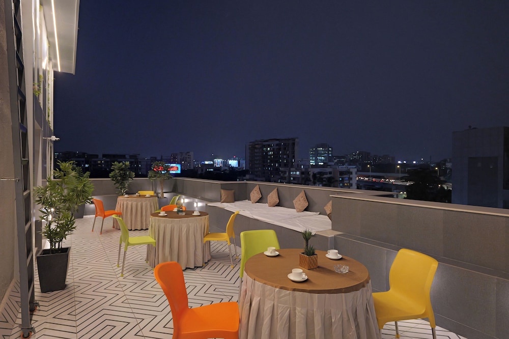 Oyo Premium 091 Vile Parle East 37/50