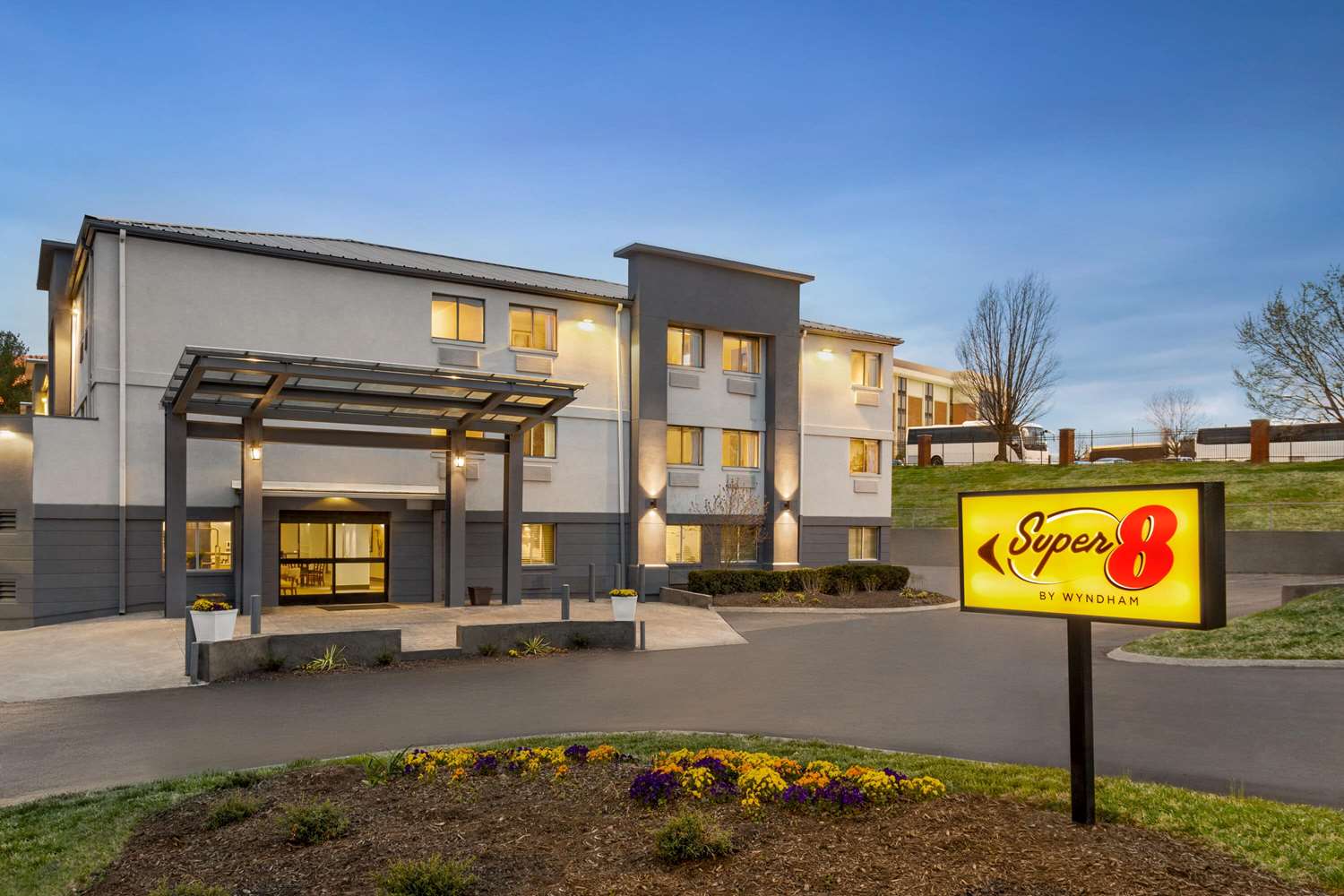 Luxe Studios Nashville Airport 55/63