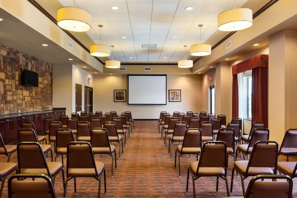 Hampton Inn & Suites Mission 43/54