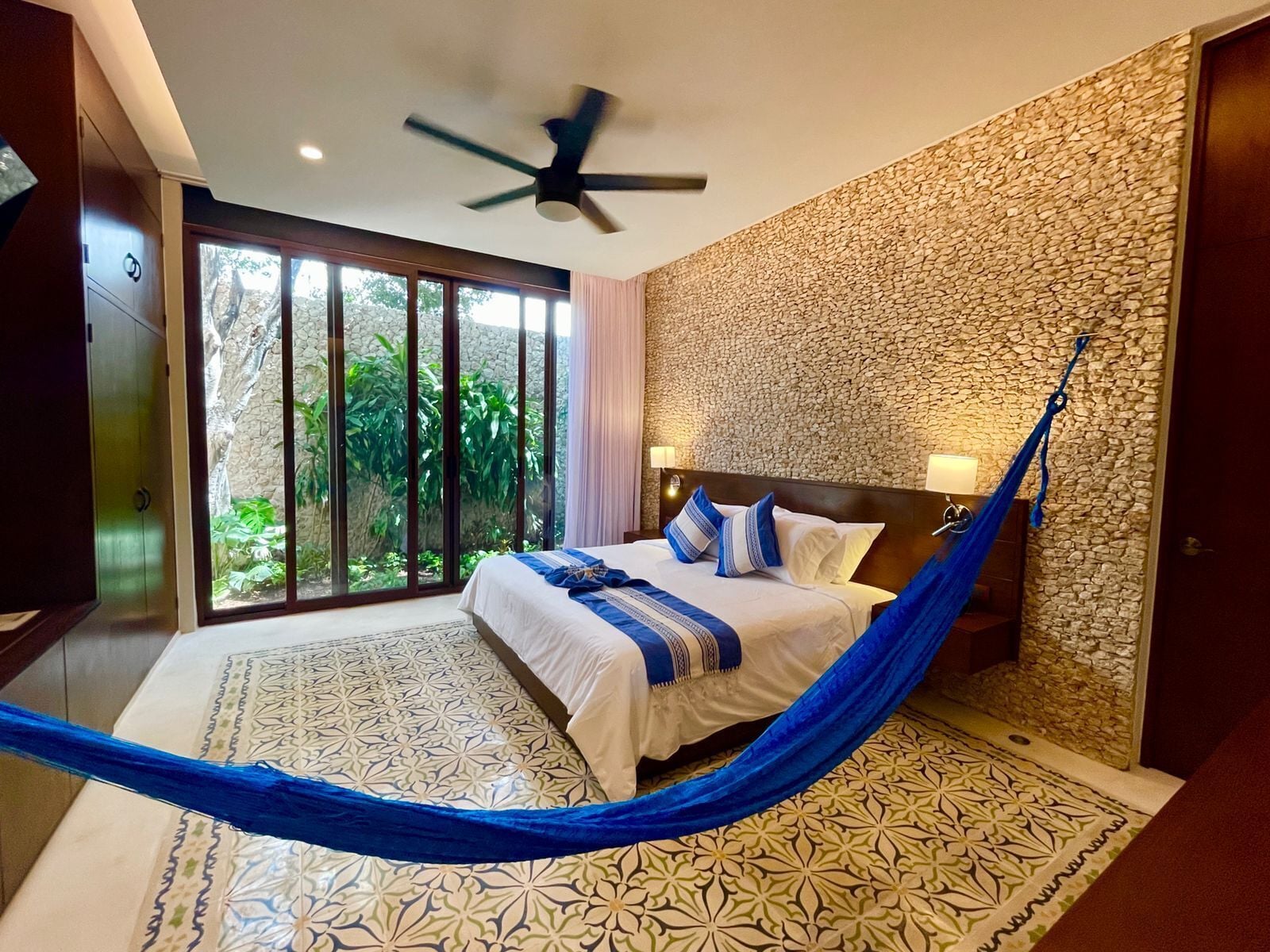 SUPERIOR, KING BED, COURTYARD VIEW, BATHTUB