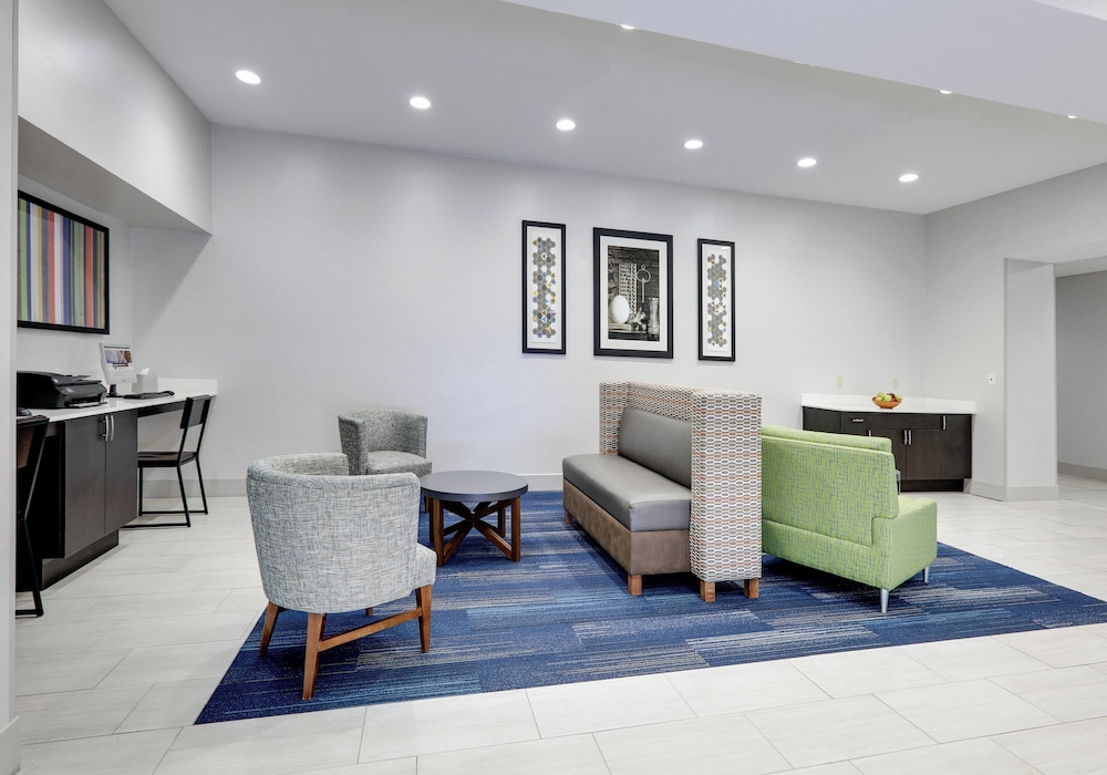 Holiday Inn Express Hotel Suites Cleburne 56/76