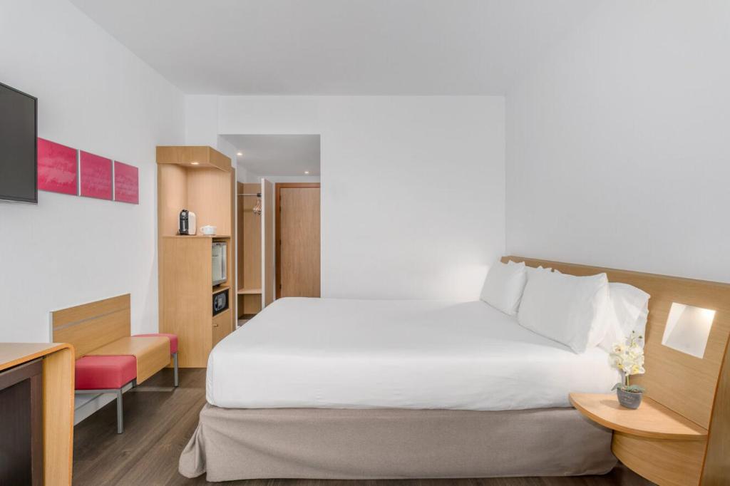Connecting, Double or Twin Bed