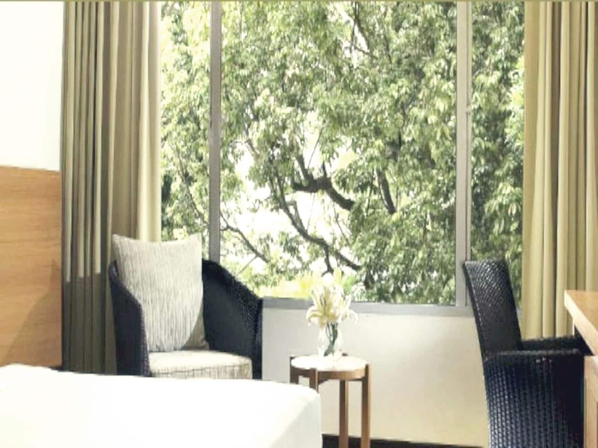 Deluxe Twin, Hotel Santika Bandung 4/6