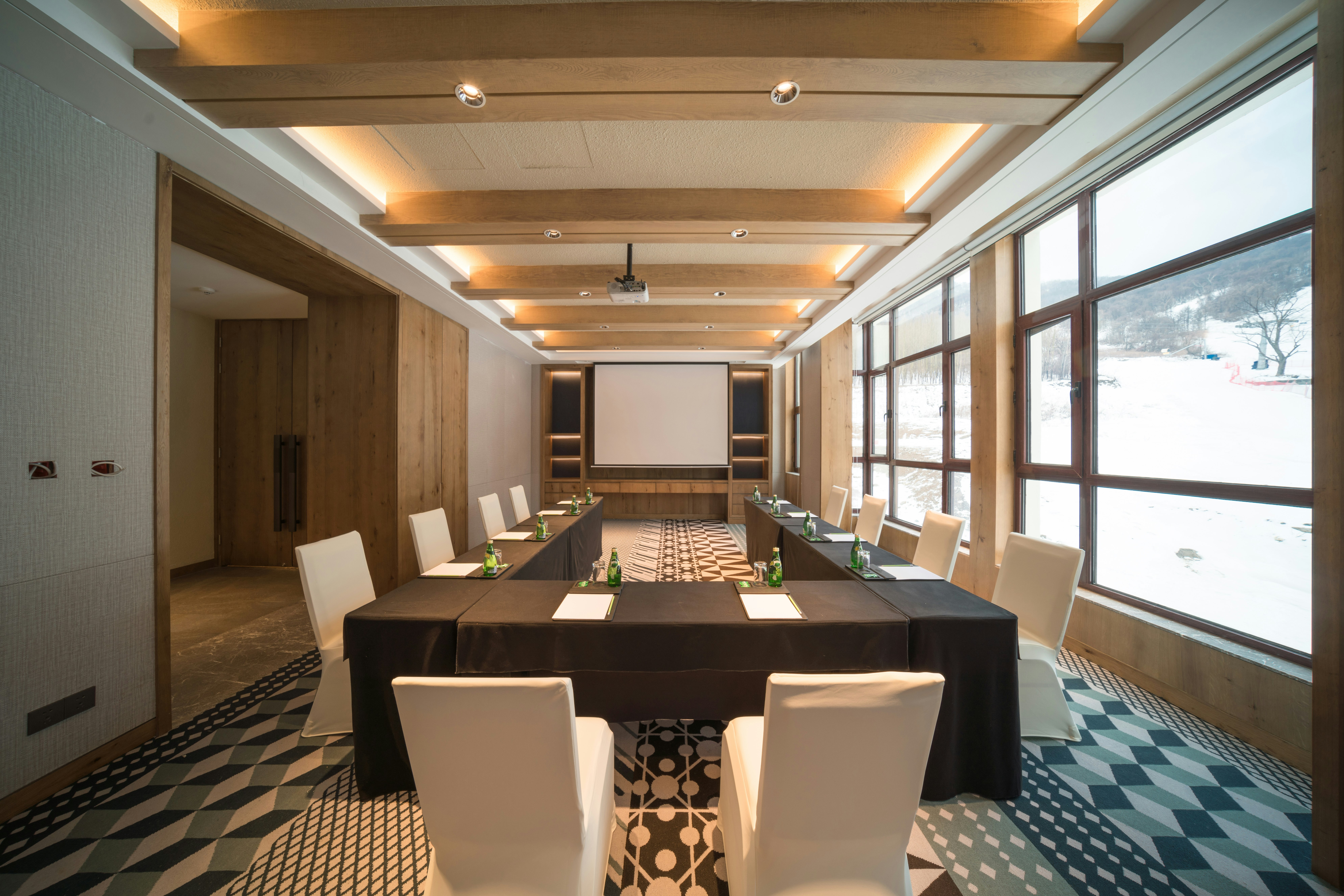 Holiday Inn Jilin Beidahu 70/75