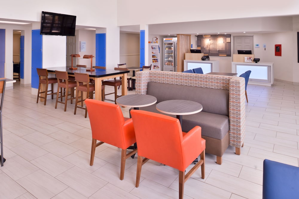 Holiday Inn Express Hotel And Suites Farmington Bloomfield 60/69