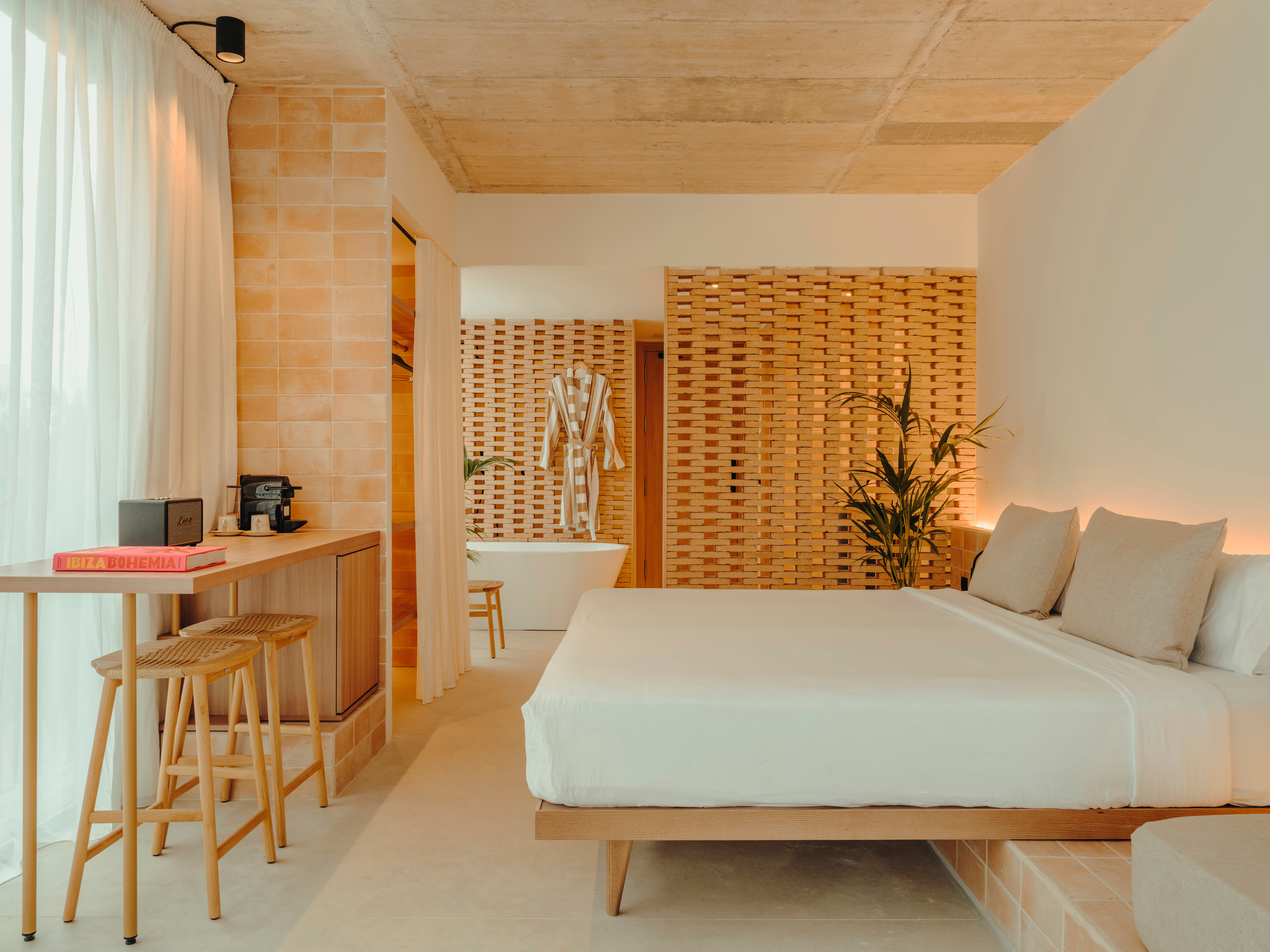 Nomad, Junior Suite, Pool View, Corner