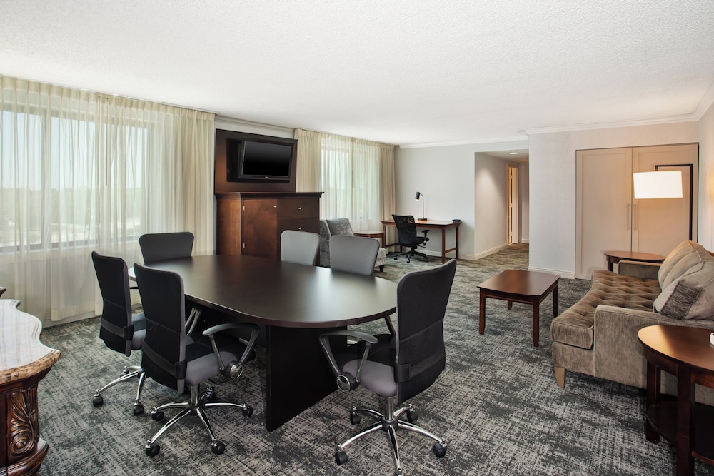 Crowne Plaza Chicago Northbrook 58/66