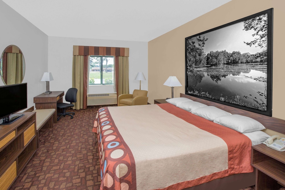 Super 8 By Wyndham Three Rivers 4/20
