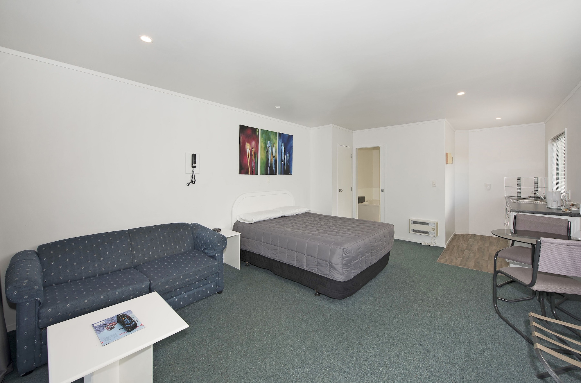 STUDIO, HOT TUB, KITCHEN