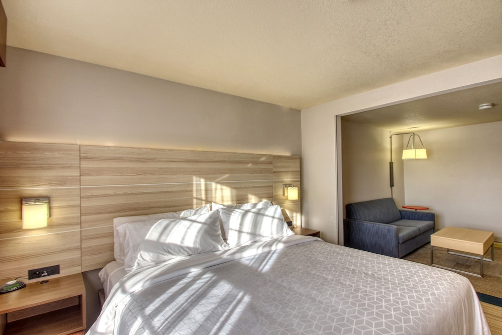 Holiday Inn Express Hotel And Suites Milwaukee Airport 8/74