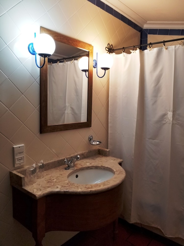 Lawrences Hotel 33/66