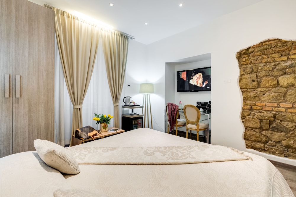 ROOM, DOUBLE BED