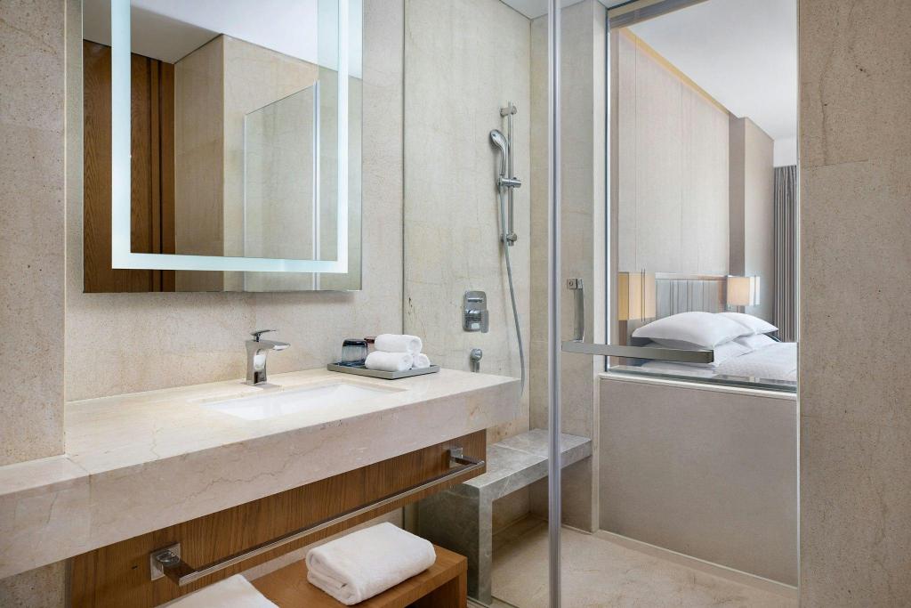 Guest Room, Premier, King Bed, High Floor, Four Points by Sheraton Shanghai, Kangqiao 2/2