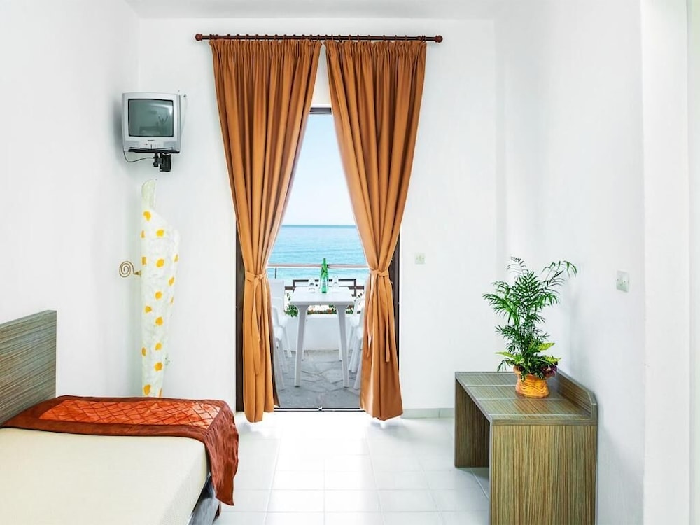 Xenios Dolphin Beach Hotel 22/68