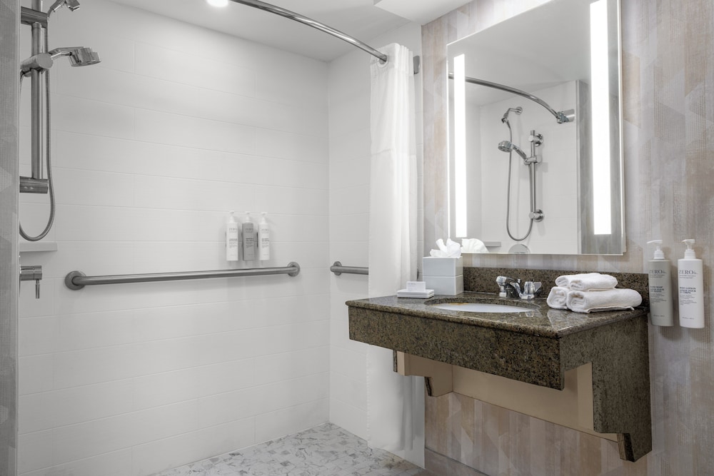 غرفة بسرير كينج مع أريكة لذوي الإعاقة، Hampton Inn Miami Airport West 9/9