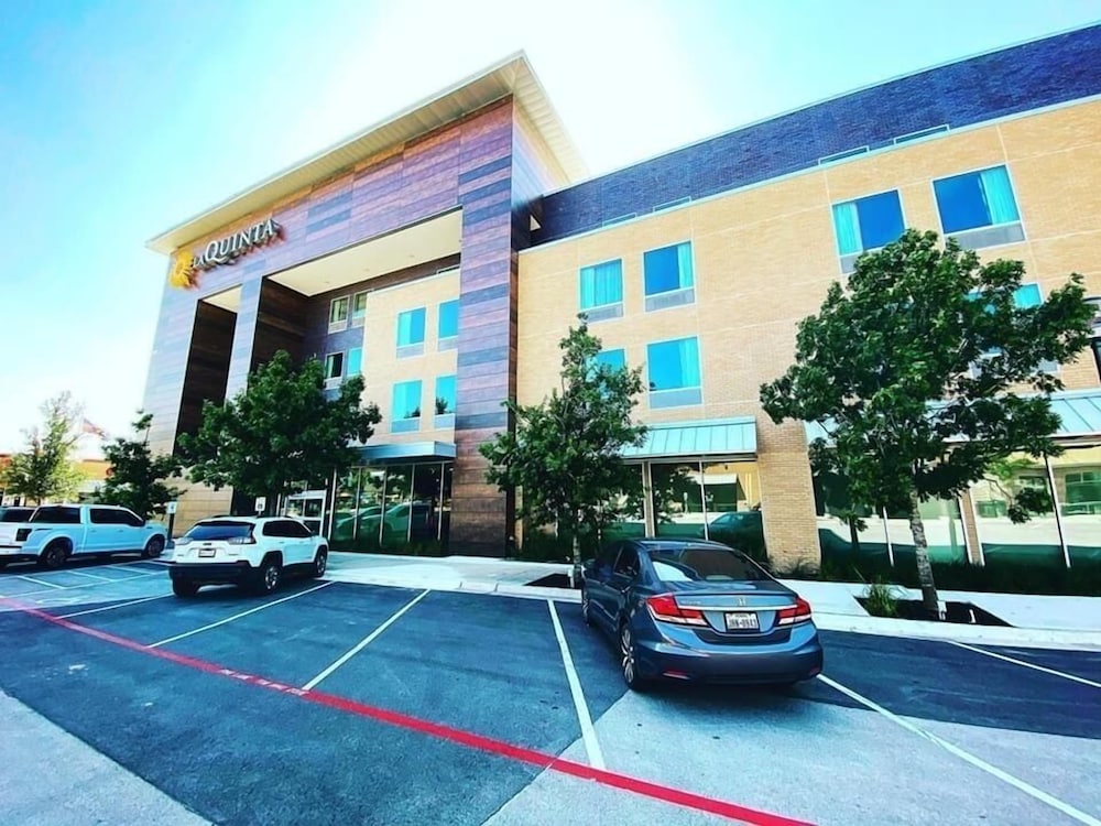La Quinta Inn & Suites By Wyndham Lakeway 39/44