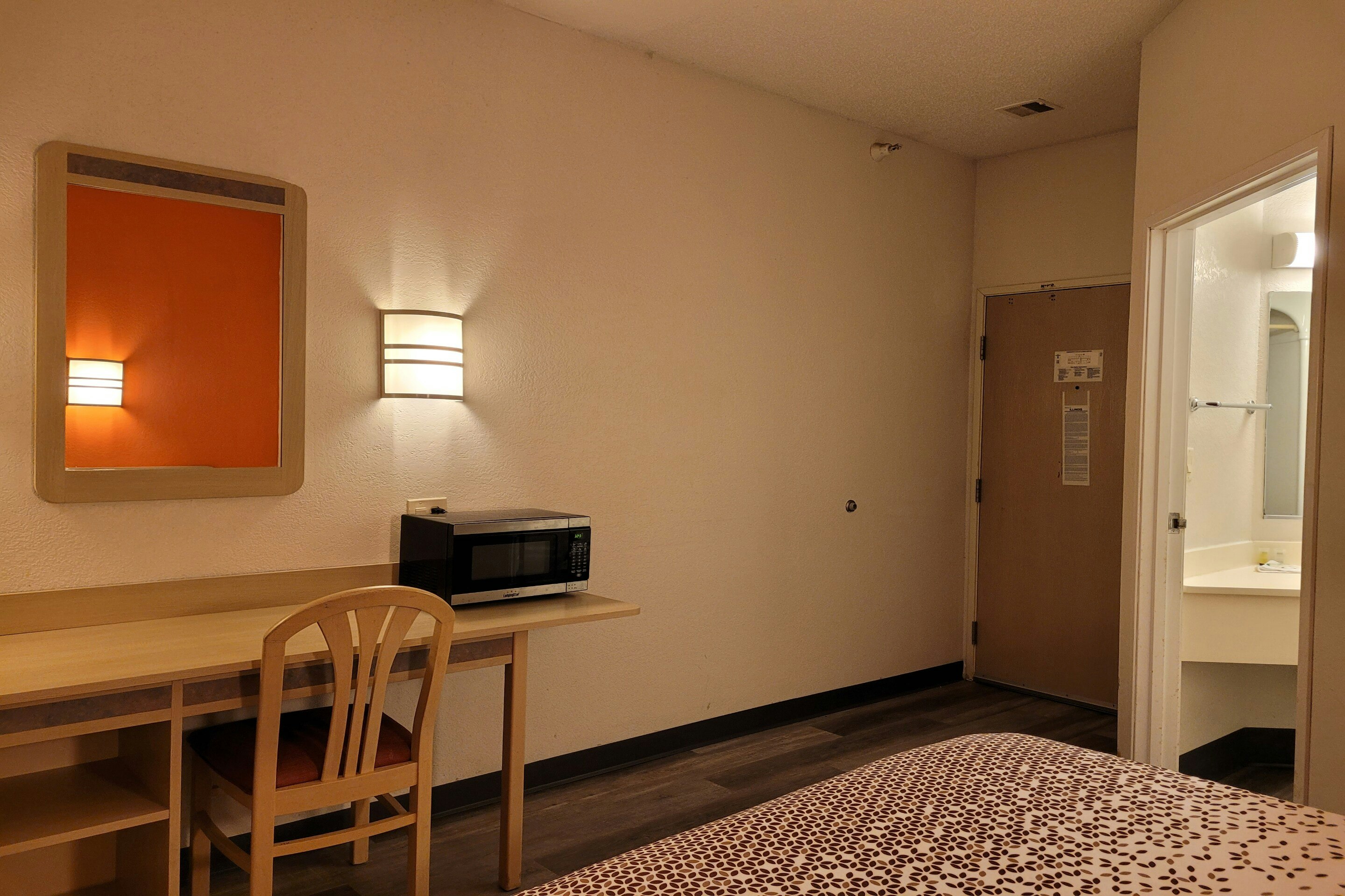 Modern Stay 39 Lakeview By OYO Minonk 30/50