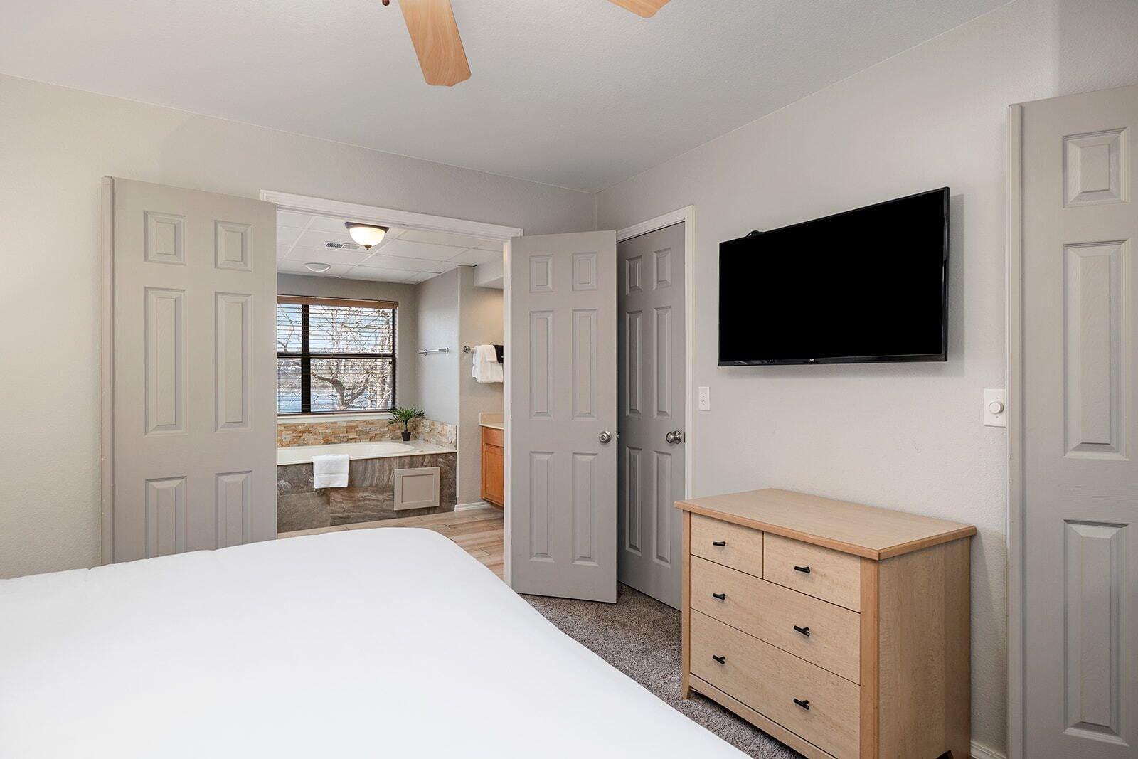 1 Bedroom, Lake Front, Hot Tub، Still Waters Resort 2/6