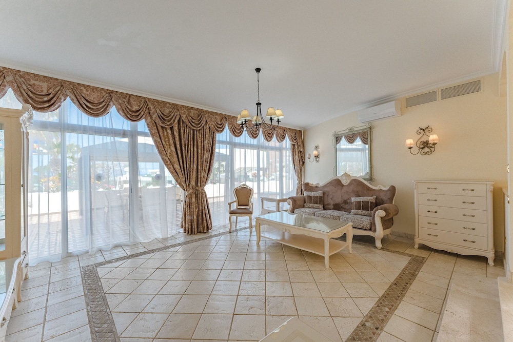 Flamingo Suites 35/50