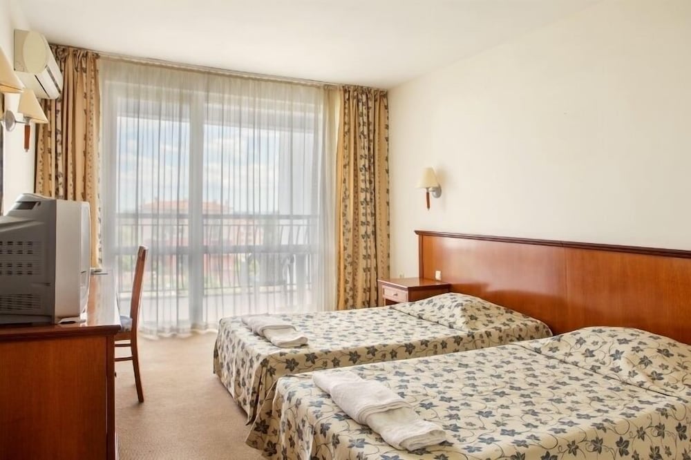 Hotel Yo 6/16