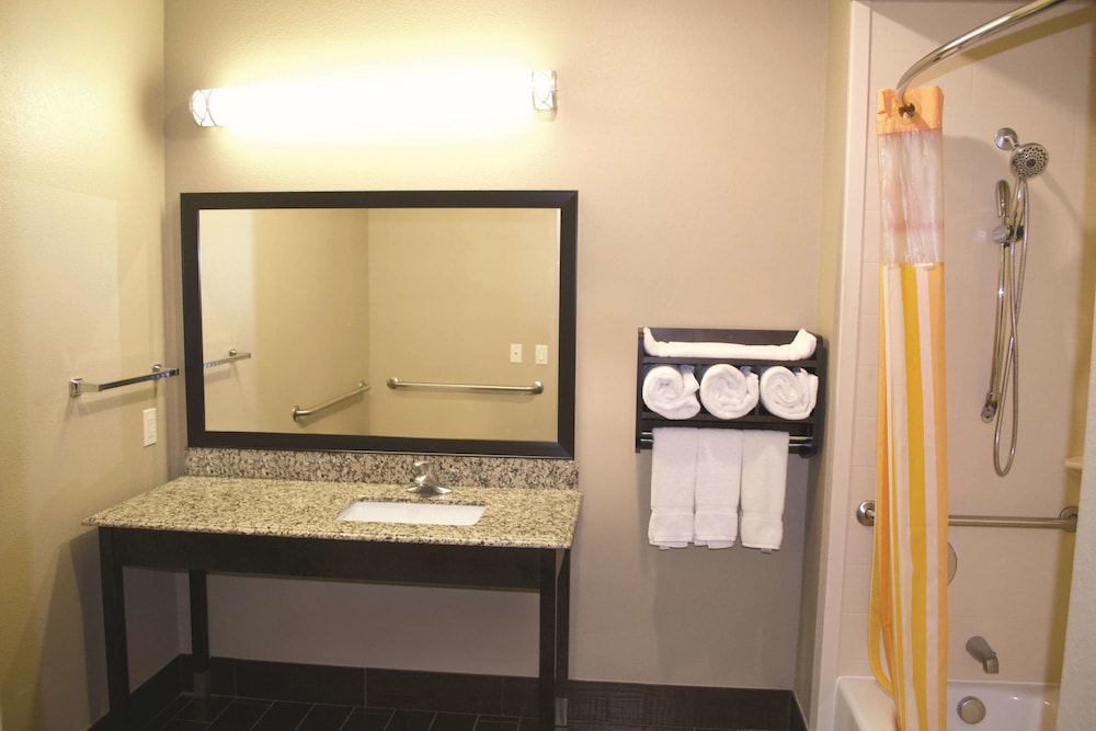 La Quinta Inn Suites Pearsall 15/56