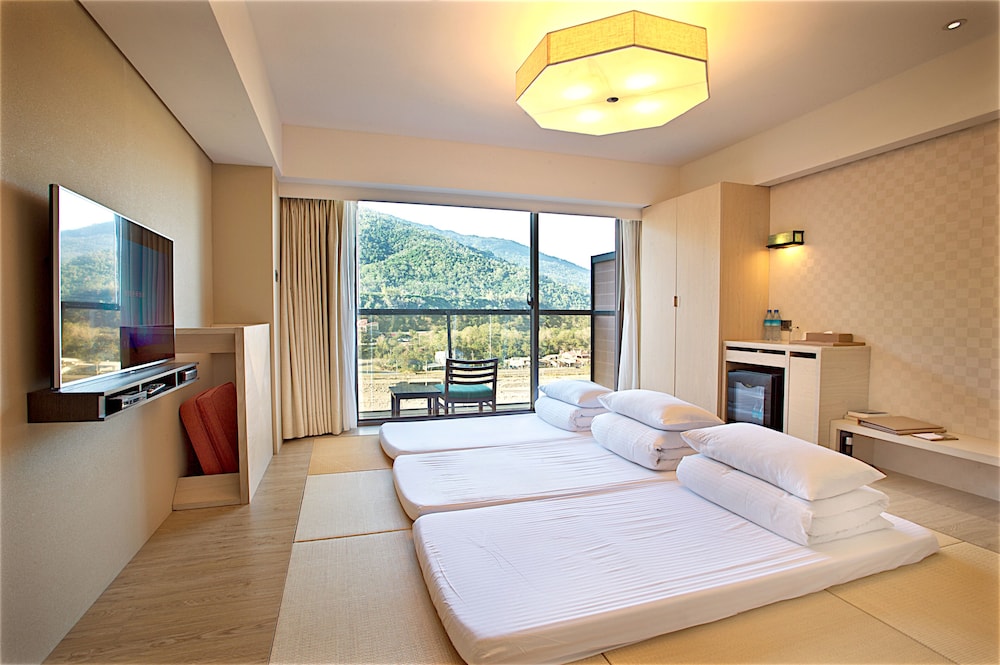 Century Hotel 23/75