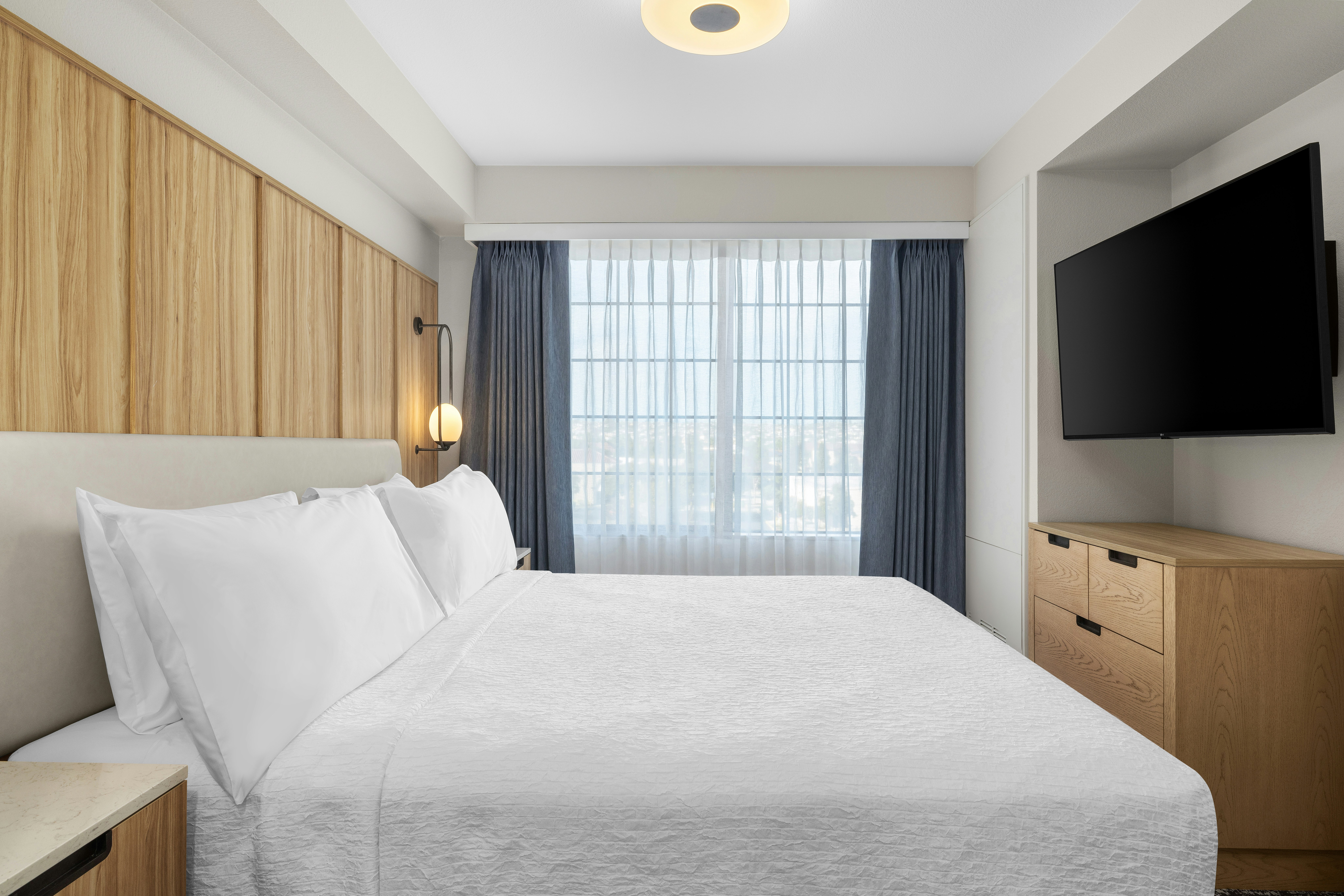 1 BEDROOM, SUITE, KING BED