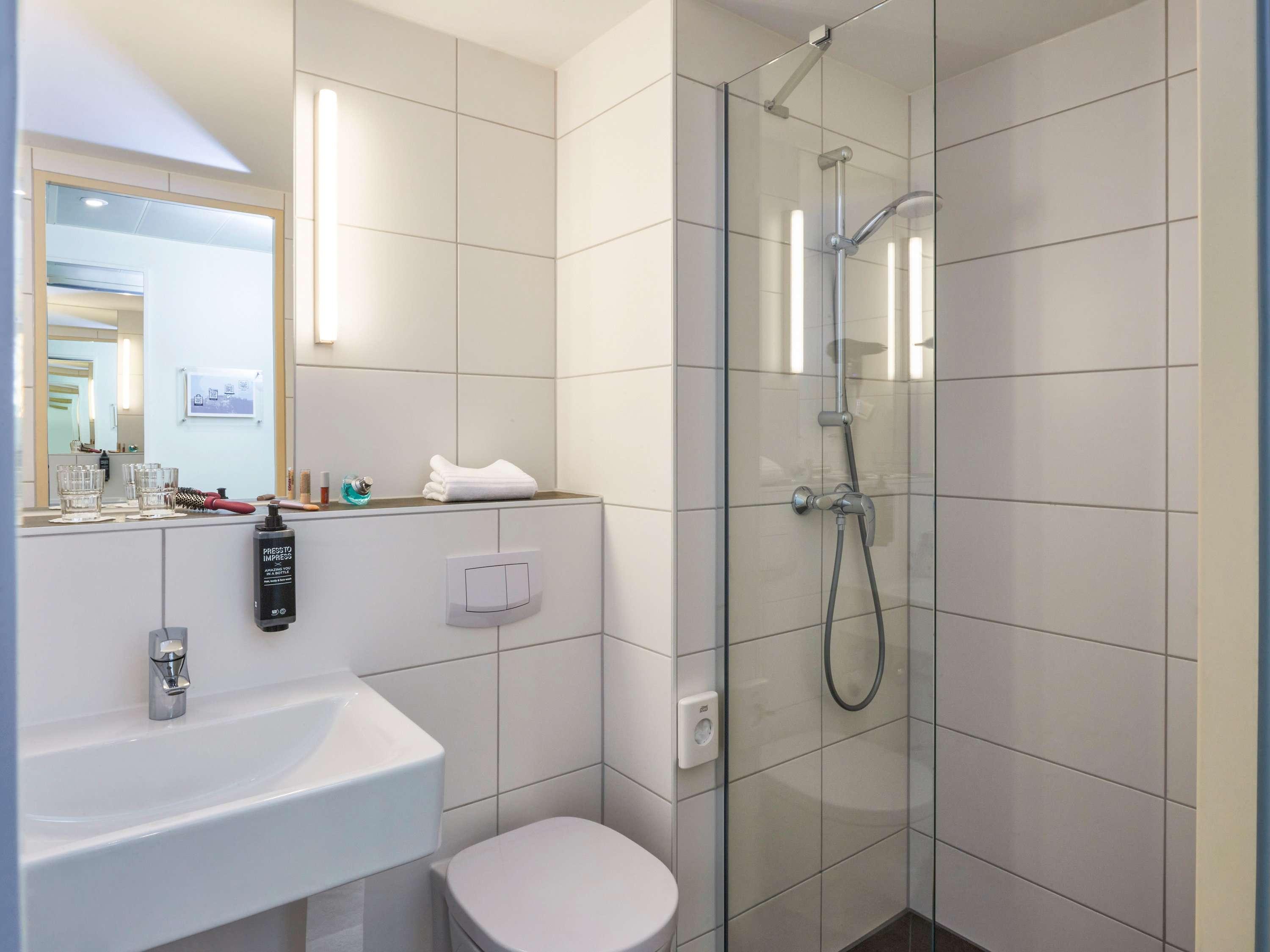 غرفة بسرير مزدوج لذوي الإعاقة، Ibis Budget Singen 8/9
