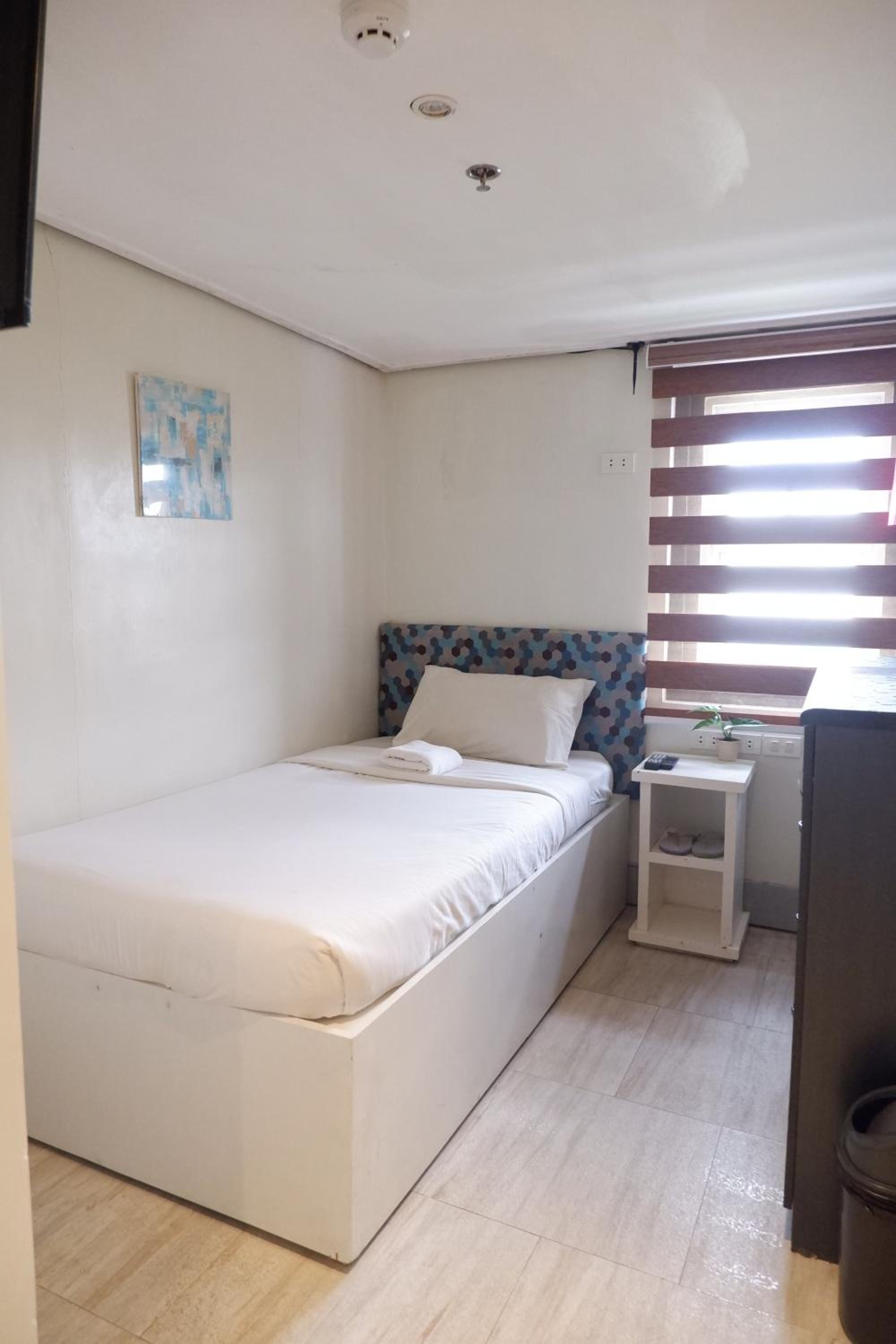 OYO 492 Sunset View Ridge Residences 13/50