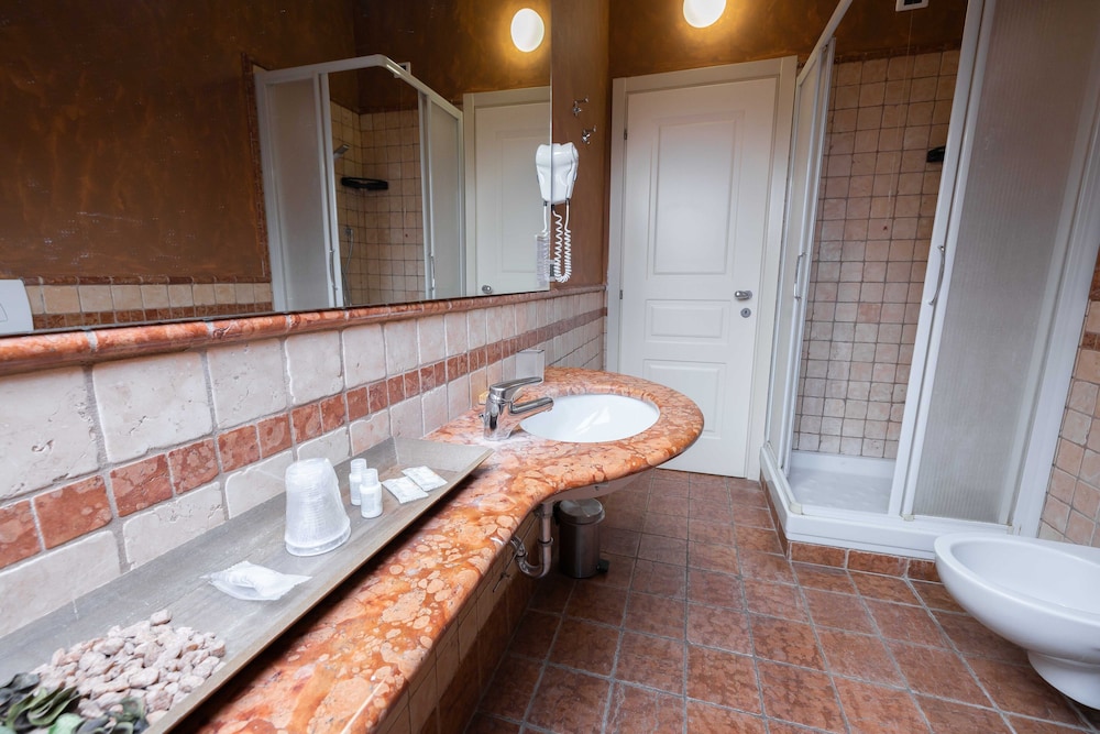 La Ferté Restaurant And Suites 45/50