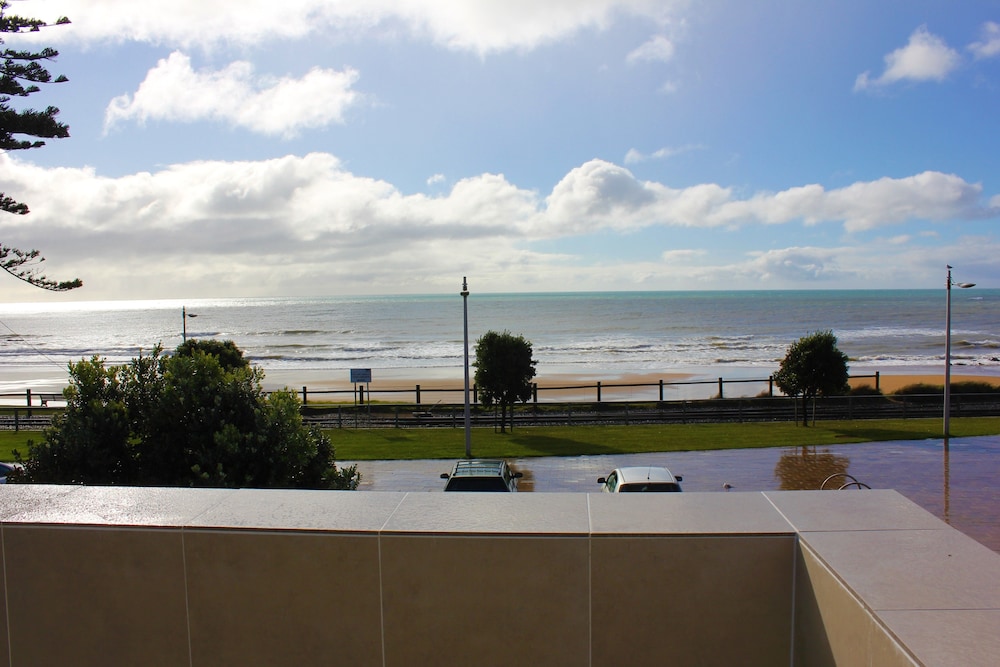 Beach Hotel 3/58