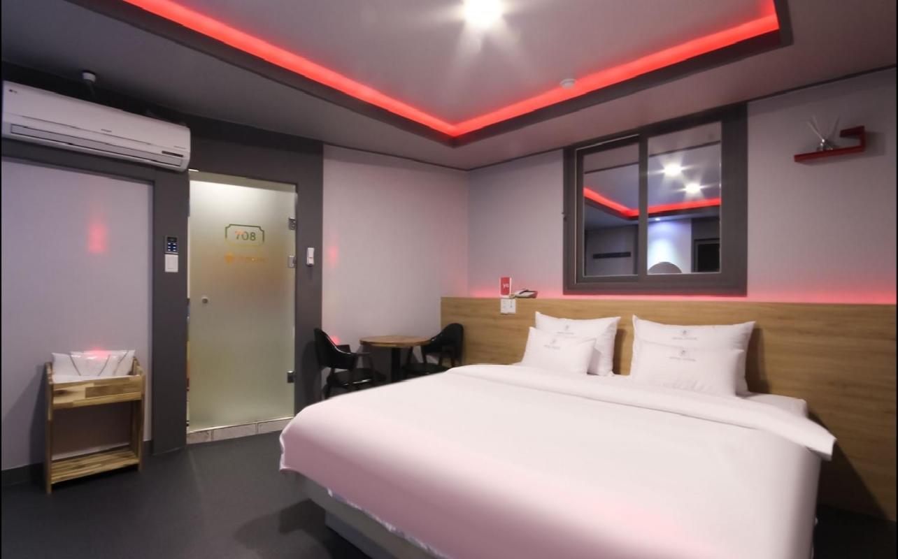 غرفة سوبيريور بسرير كينج، Color M Motel 4/8