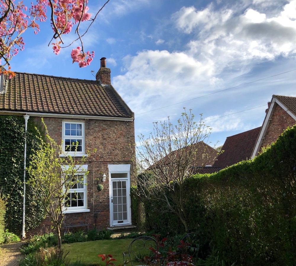 Ceilidh Cottage 42/48