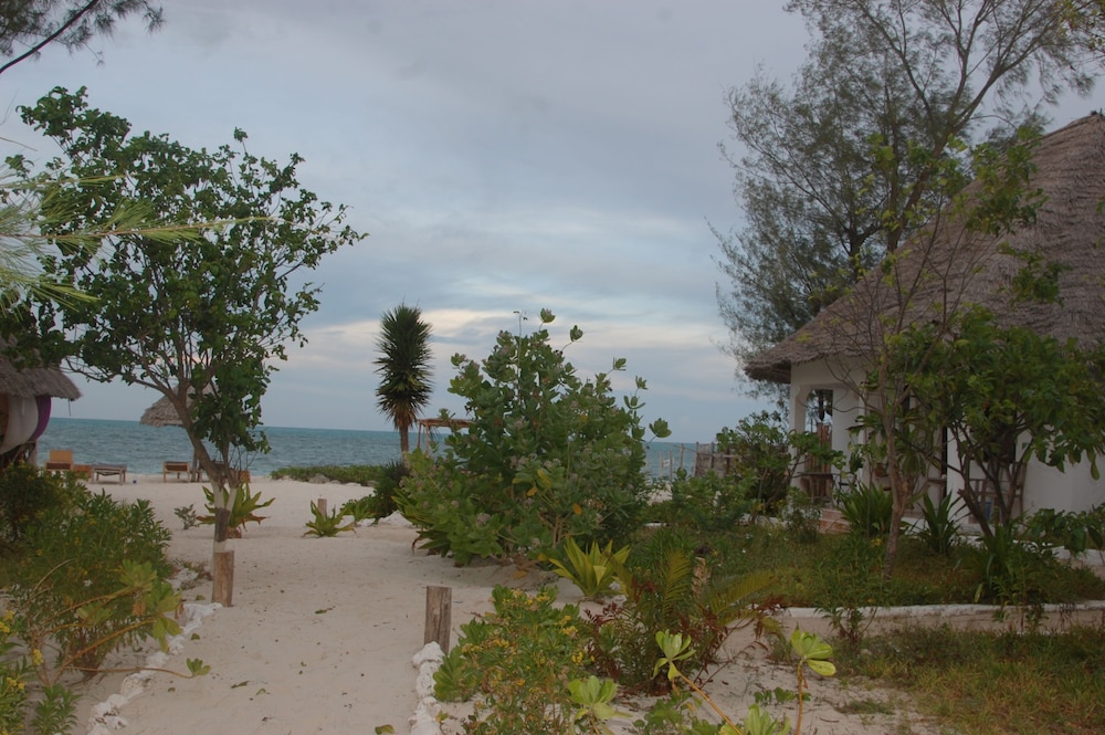 Blue Earth Beach Bungalows 59/72