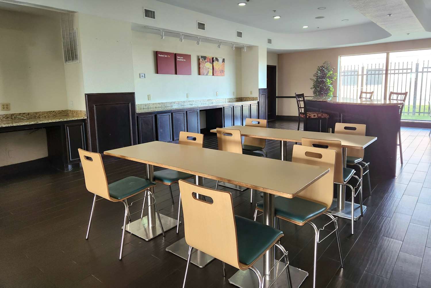 Days Inn and Suites by Wyndham Houston / West Energy Corridor 32/36